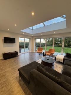Field View - Spacious 5BR Stay - Sleeps 10 - 8