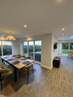 Field View - Spacious 5BR Stay - Sleeps 10 - 3