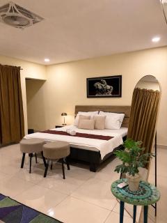 Executive Spacious 1BR Apartment, Rooftop pool & gym, Hostly Homes - 3