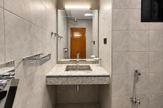 Luxury 1-Bed Apartment with Lounge & Terrace - 7