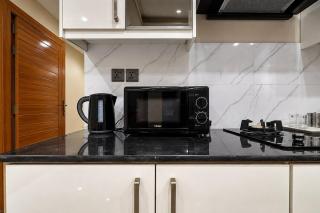 Luxury 1-Bed Apartment with Lounge & Terrace - 2