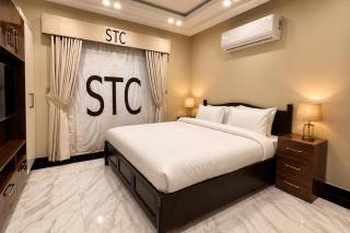 Luxury 1-Bed Apartment with Lounge & Terrace - 1