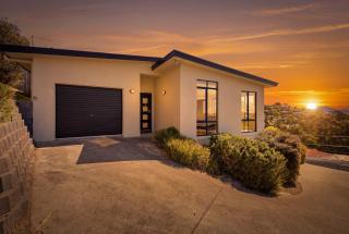 Mount Stuart Lookout - 3 Bedroom House with River View - 0