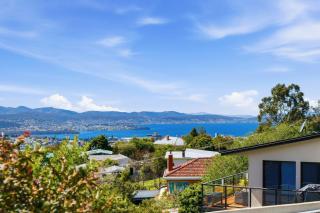 Mount Stuart Lookout - 3 Bedroom House with River View - 4