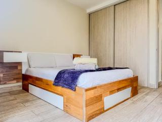Modern Apartment with Private Jacuzzi Near the Beach - 0