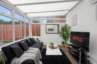 4BR Contractor Reading House Parking Long Stay Sleeps 10 - 0