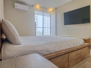 Modern Apartment with Private Jacuzzi Near the Beach - 4