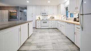 Spacious 5-Bedroom Retreat for 12 in Serene Neighborhood Near Louisville's Best Attractions - 1
