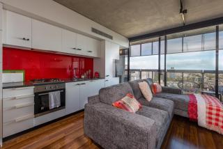 Stylish 2-Bed Apt in Southbank - 9