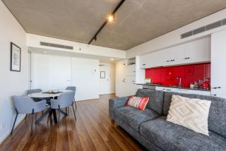 Stylish 2-Bed Apt in Southbank - 4