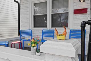Cozy Downtown Stay w Private Backyard & Parking - 4