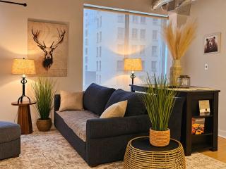 Modern Downtown Loft, Walk Everywhere, LRT at Doorstep - 8