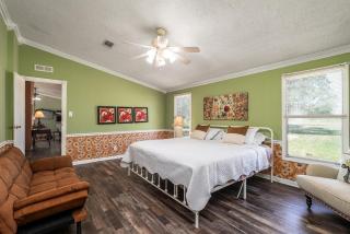 KKs Cozy Corner 3 Beds 2 Futons Couch Lounge - 7