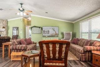 KKs Cozy Corner 3 Beds 2 Futons Couch Lounge - 5