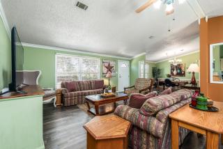 KKs Cozy Corner 3 Beds 2 Futons Couch Lounge - 4