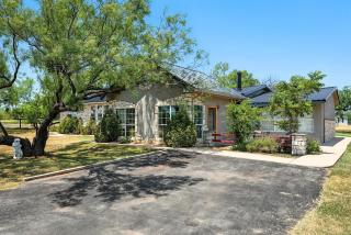 Rock Cottage - Charming Texas Country Retreat - 4