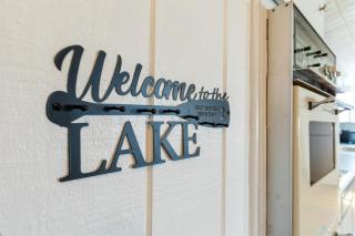 Best Sunsets on the Lake 2-Bed 1-Bath Gameroom - 7