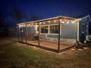 Best Sunsets on the Lake 2-Bed 1-Bath Gameroom - 4