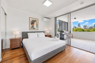 CBD Apartment Next To Parkland! Amazing Views! - 7