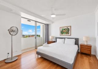 CBD Apartment Next To Parkland! Amazing Views! - 2