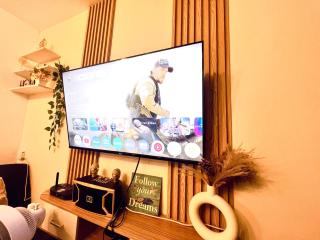 GOLDY'S PLACE 2-BEDROOM WITH BALCONY NETFLX Karaoke Youtube - 9