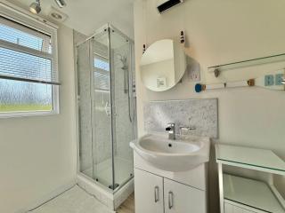 The Look Out, A 2 Bedroom Chalet with Allocated Parking - 6