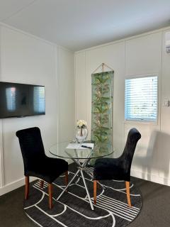 The Pool House Bed & Breakfast - Napier with a Fully Equipped Kitchenette & BBQ - 5