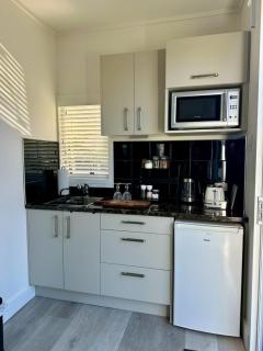 The Pool House Bed & Breakfast - Napier with a Fully Equipped Kitchenette & BBQ - 6