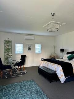 The Pool House Bed & Breakfast - Napier with a Fully Equipped Kitchenette & BBQ - 3