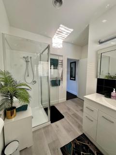 The Pool House Bed & Breakfast - Napier with a Fully Equipped Kitchenette & BBQ - 4