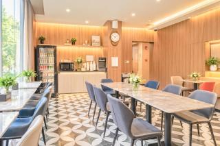 Dayin Youth Hostel -Near French Concession Tianzifang Xintiandi -Social Area -Bar -Café -Free Laundry Luggage Storage -24H Front Desk - English Service - 6