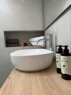 La Bella Villa - Seafront Suite - 8