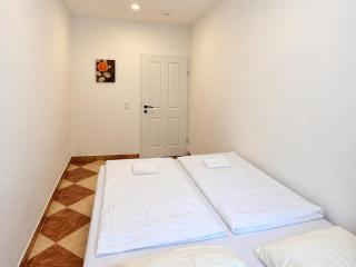 Long-Term 2BR & Living Area Near Westbahnhof - 8