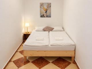 Long-Term 2BR & Living Area Near Westbahnhof - 5