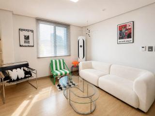 ㅣObjet 155 ㅣ 5 minutes from Dongseong-ro, Mid-century style, maximum 8 people, 4 queen beds, 3 air conditioners - 0