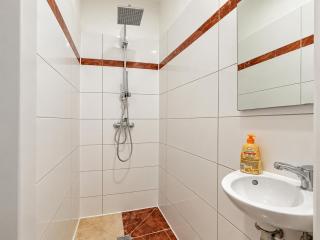 Long-Term 1BR Retreat Near Westbahnhof - 8