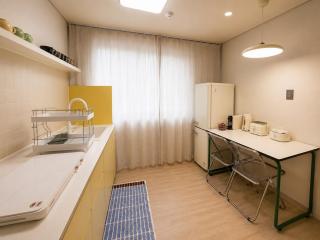 ㅣObjet 155 ㅣ 5 minutes from Dongseong-ro, Mid-century style, maximum 8 people, 4 queen beds, 3 air conditioners - 1