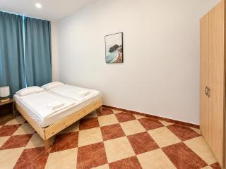 Well-Located 1BR & 1LR for Long-Stay Friendly - 0