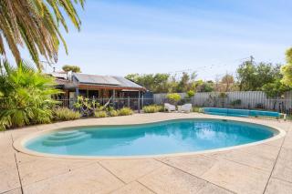 Relaxed Coastal Living with Poolside Bliss - Mullaloo - 2