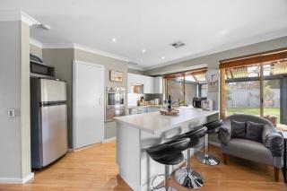 Relaxed Coastal Living with Poolside Bliss - Mullaloo - 7