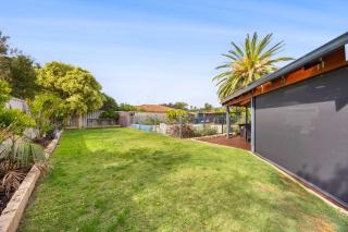 Relaxed Coastal Living with Poolside Bliss - Mullaloo - 3