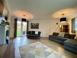 Great Parking and Spacious 3 Bedroom Home Andover - 9