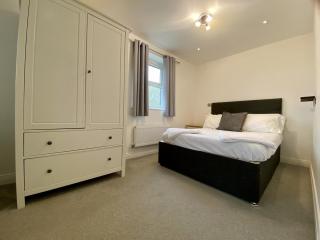 Great Parking and Spacious 3 Bedroom Home Andover - 6