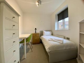 Great Parking and Spacious 3 Bedroom Home Andover - 4