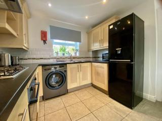 Great Parking and Spacious 3 Bedroom Home Andover - 3