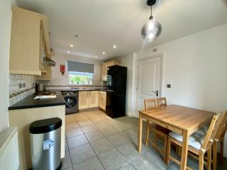 Great Parking and Spacious 3 Bedroom Home Andover - 1