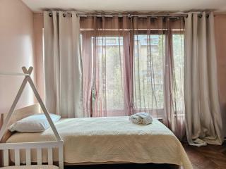 Spacious & Modern Apartment with Balcony - 8