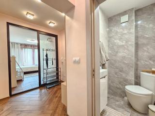 Spacious & Modern Apartment with Balcony - 4