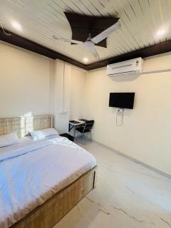 Hotel The sanraj - 1
