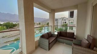Cozy Gulf Lake Escape in Sifah - 7